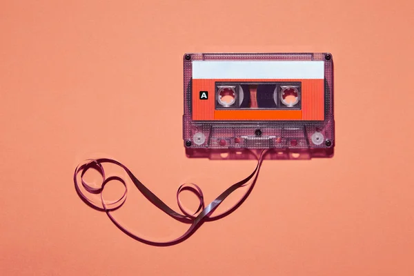 Bovenaanzicht Van Retro Cassette Met Uitgezogen Tape Geplaatst Licht Oranje — Stockfoto