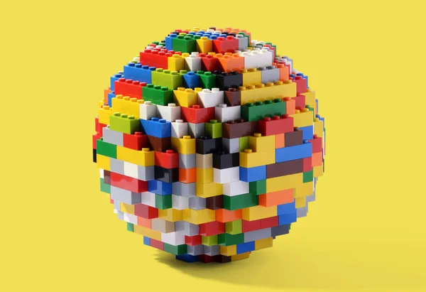 圆形的球体或球体 由五颜六色 相互交织的乐高积木制成 乐高积木是一种著名的儿童玩具 可以在耶鲁背景下多次组装和拆卸 — 图库照片