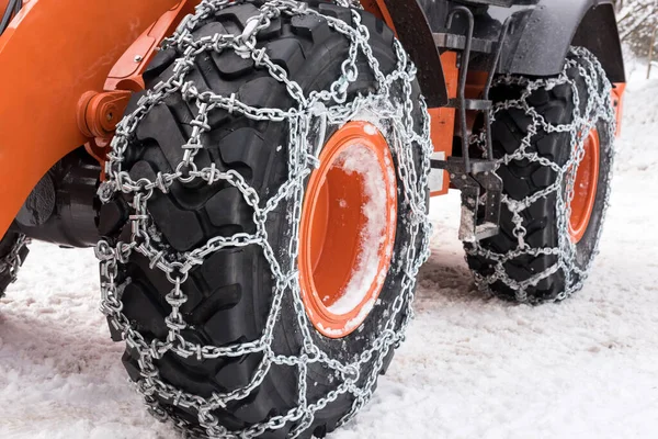 Correntes Neve Metal Enroladas Torno Pneus Roda Carro Bulldozer Estacionado — Fotografia de Stock