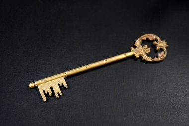 Seçici odaklı siyah üzerine süslü pirinç anahtar sihirli kavramlar için telif uzayı ile çapraz konum