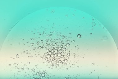 Yeşil renkli suyun yüzeyinde yüzen dairesel küresel yağ baloncukları bir tasarım şablonu için kopyalanan boşlukta rastgele bir şablon oluşturuyor.