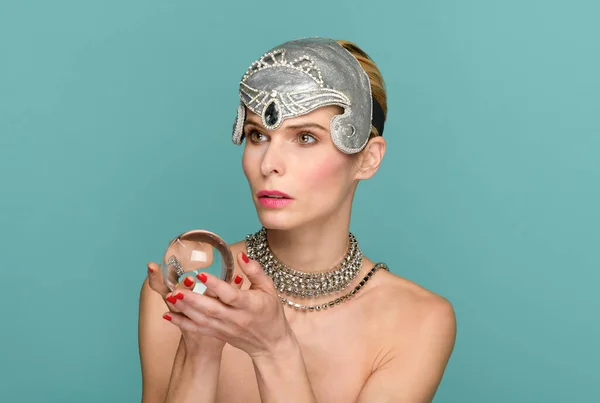 Vacker Kvinna Elegant Tiara Och Halsband Visar Transparent Glas Boll — Stockfoto