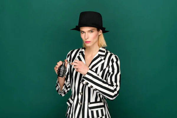 Mujer Seria Elegante Chaqueta Rayas Sombrero Mirando Cámara Tirando Del — Foto de Stock