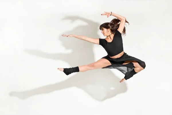 Ευέλικτη Νεαρή Χορεύτρια Εκτελεί Ένα Μπροστινό Μισό Άλμα Διάσπαση Μακριά — Φωτογραφία Αρχείου