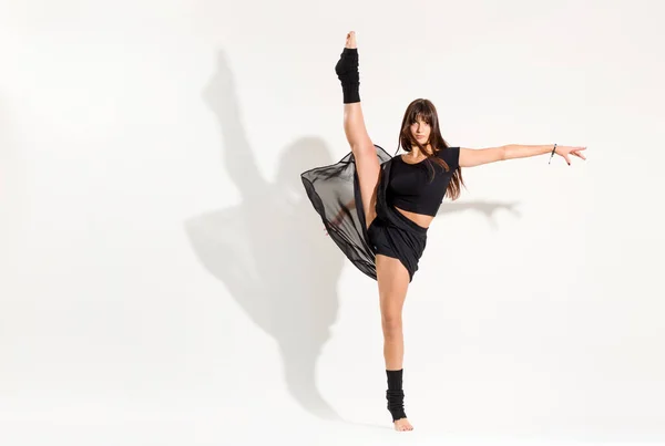 Όμορφη Ευλύγιστη Ξυπόλητη Νεαρή Χορεύτρια Εκτελεί Μια Δυναμική Ανάπτυξη Πατινέρ — Φωτογραφία Αρχείου