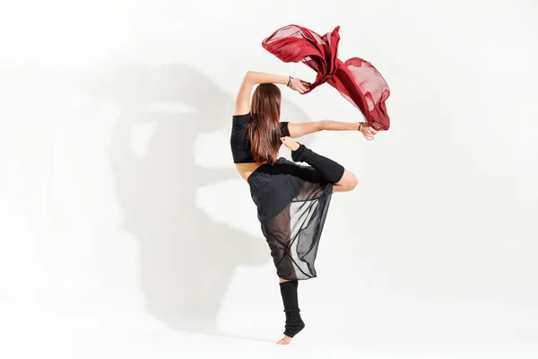 Femme Danseuse Exécutant Une Danse Arabesque Alternative Pose Gracieusement Tissu — Photo