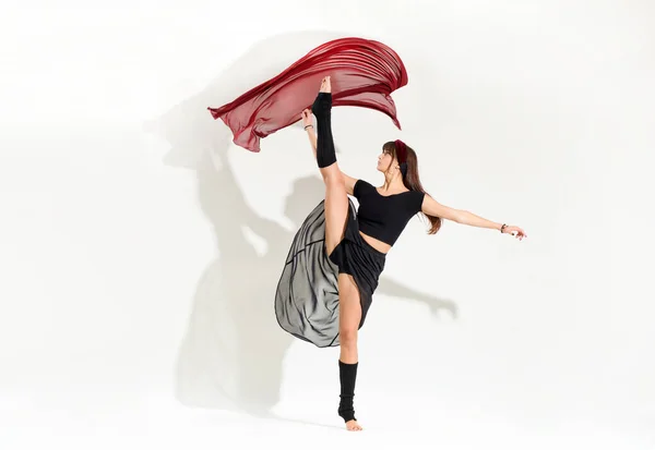 Joven Bailarina Ágil Que Realiza Una Pose Dinámica Patinaje Sobre — Foto de Stock