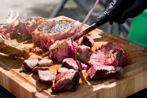 Chef Disossare Intagliare Una Porzione Bistecca Costola Alla Griglia Con — Foto Stock