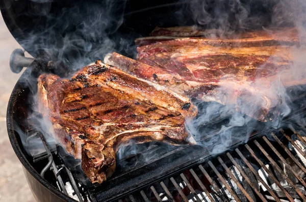 Biftecks Boeuf Assaisonnés Non Désossés Grillés Sur Feu Barbecue Grésillant — Photo