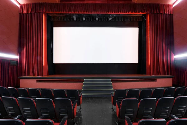 空の映画館の白い空のスクリーン座席と赤のインテリアの行 — ストック写真