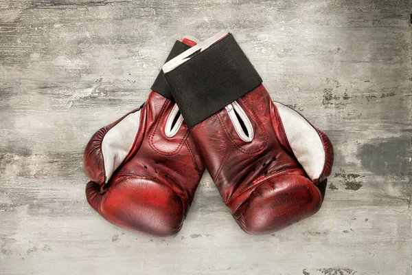 Paar Alte Kastanienbraune Leder Boxhandschuhe Auf Grunge Hintergrund Die Handflächen — Stockfoto