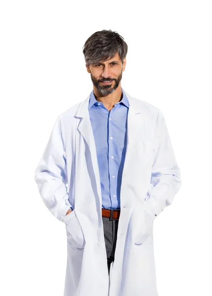 白い研究室のコートに身を包んだ中年の医者や科学者がポケットに手を入れて白いカメラを正面から見ると — ストック写真