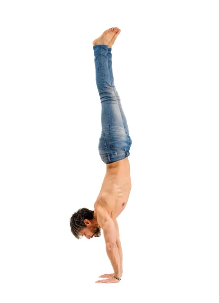 Shirtloser Barfuß Fitter Mann Seinen Fünfzigern Beim Handstand Einer Seitenansicht — Stockfoto