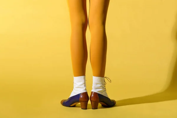 Rear View Slim Woman Skinny Legs Wearing Mustard Yellow Collant — Stock Photo, Image