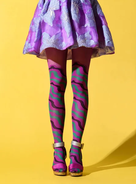 Sıska Kadın Bacakları Desenli Mor Kolrantı Uyumlu Çiçekli Eteği Parlak — Stok fotoğraf