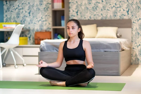 Young Teenage Girl Sitting Relaxing Floor Her Bedroom Meditating While — 图库照片