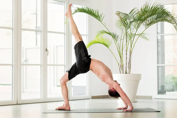 Man Som Gör Chakrasana Yogapose Eller Backbend Sträcka Till Förhöjning — Stockfoto