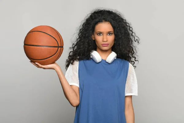 Красивая Молодая Черная Женщина Балансирует Баскетбольный Мяч Руке Позируя Глядя — стоковое фото
