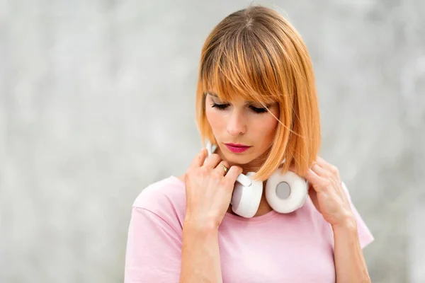 Close Woman Serious Attractive Woman Wearing Stereo Headphones Slung Her — Stock Photo, Image