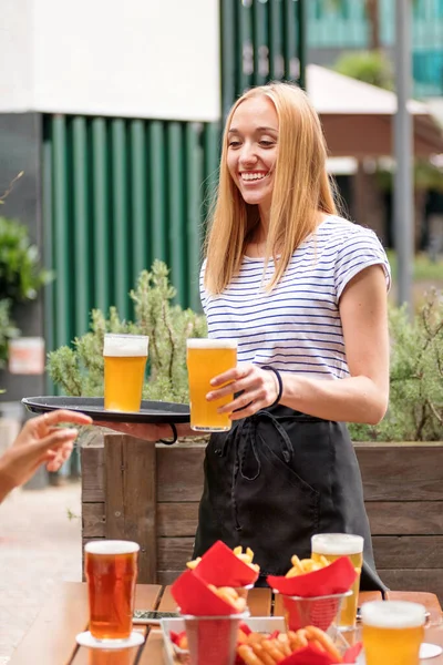 Šťastná Přátelská Servírka Servírující Pinty Ležáku Nebo Piva Venkovní Restauraci — Stock fotografie