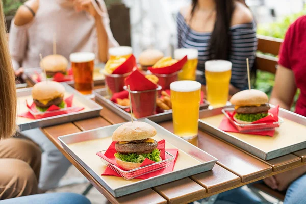 Servindo Hambúrgueres Cervejas Frias Uma Mesa Restaurante Livre Com Pessoas — Fotografia de Stock