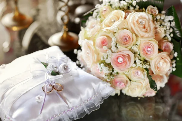 Dos Anillos Boda Oro Exhibidos Cojín Blanco Con Elegante Ramo — Foto de Stock