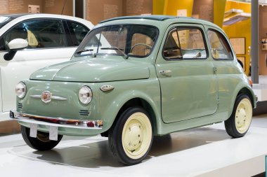 Yeşil 1957 orijinal Fiat 500 arabası bir otomobil galerisinde sergileniyor. İkonik bir İtalyan arabası.