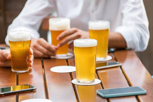 Bicchieri Birra Ghiacciata Con Teste Schiumose Tavolo Pub Accanto Alle — Foto Stock