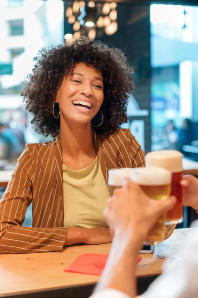 Feliz Vivaz Rindo Jovem Negra Brindar Com Uma Cerveja Gelada — Fotografia de Stock