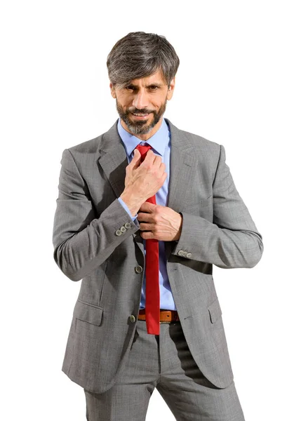 Елегантний Бізнесмен Костюмі Регулює Свою Барвисту Червону Краватку Дивлячись Камеру — стокове фото
