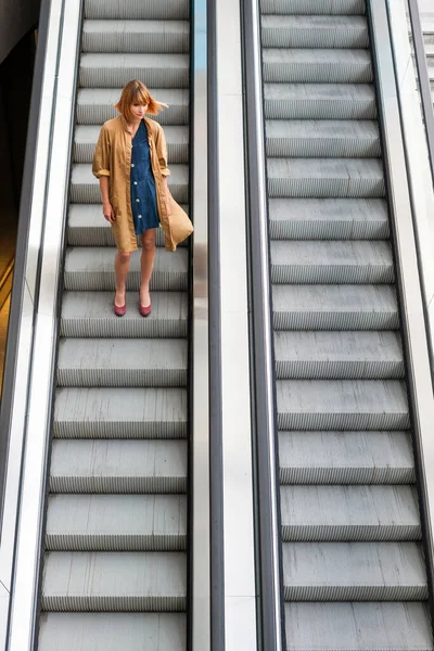Mujer Pelirroja Moda Cabalgando Sola Una Empinada Escalera Mecánica Descendente — Foto de Stock