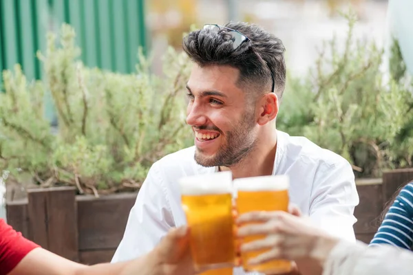 Homem Sorridente Moda Festejando Com Seus Amigos Pub Livre Como — Fotografia de Stock