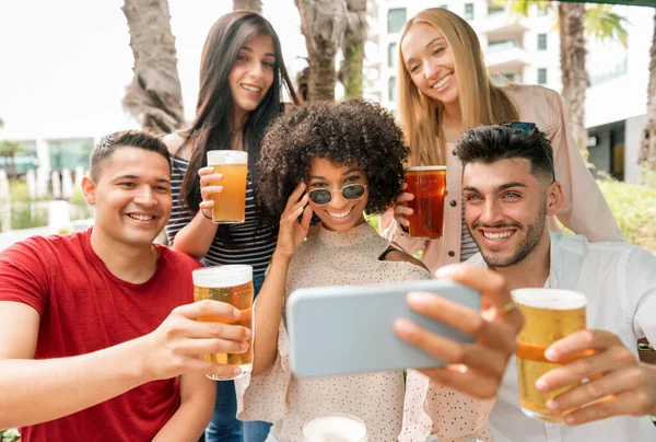 Grupo Amigos Posando Para Uma Selfie Com Pints Cerveja Gelada — Fotografia de Stock