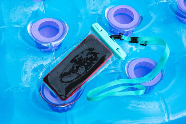 夏季外出参加水上运动时 手机装在透明的塑料防水箱内 以防止水和潮湿 — 图库照片