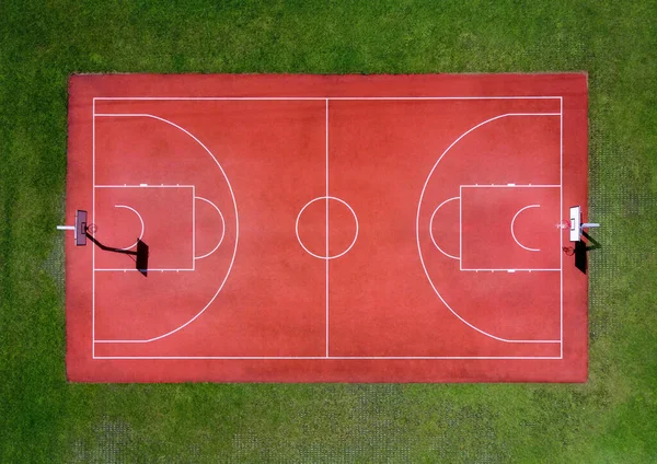 Сверху Воздушный Вид Пустой Красной Баскетбольной Площадки Белыми Отметинами Обручами — стоковое фото
