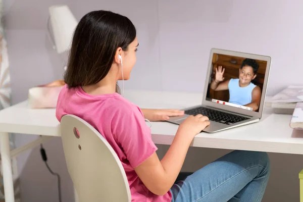Visão Lateral Menina Adolescente Fones Ouvido Sentados Mesa Comunicando Aplicativo — Fotografia de Stock