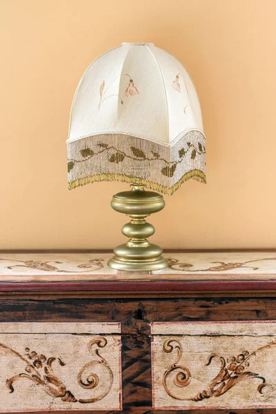 Lámpara Mesa Antigua Con Pantalla Estampada Colocada Gabinete Madera Vintage —  Fotos de Stock