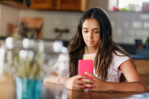 Atractiva Joven Adolescente Leyendo Viendo Los Medios Comunicación Teléfono Móvil — Foto de Stock