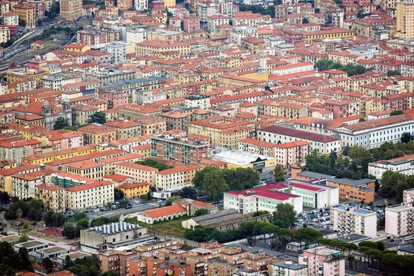 Drohnenblick Auf Viele Wohngebäude Mit Roten Dächern Und Üppigen Bäumen — Stockfoto