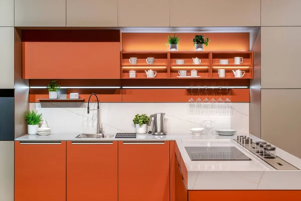 Eigentijdse Interieur Van Keukenapparatuur Kasten Ontworpen Minimale Stijl Oranje Kleur — Stockfoto