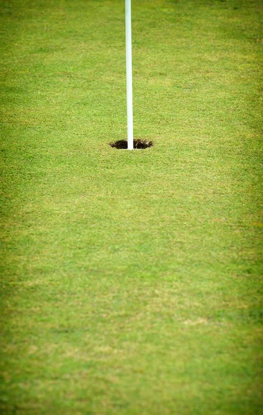 Agujero en el verde de un campo de golf —  Fotos de Stock