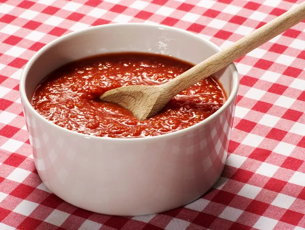 Чаша домашнего свежего томатного пюре — стоковое фото