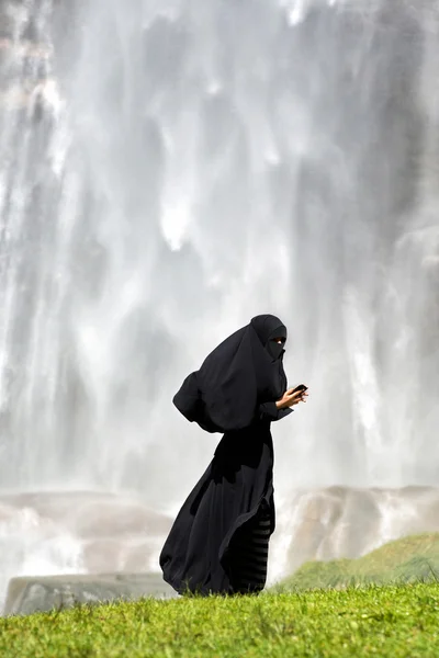 스마트폰 사용 하는 이슬람 여성 — 스톡 사진