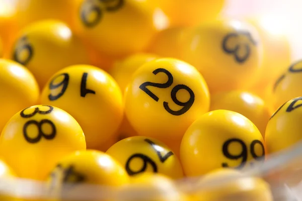 Hintergrund der gelben Kugeln mit Bingo-Zahlen — Stockfoto