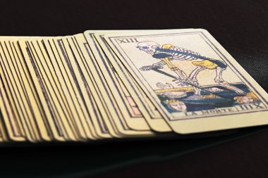 Ölüm kartı üst tarot destesi