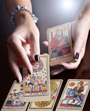 Tarot kartı okuma gerçekleştirme eller
