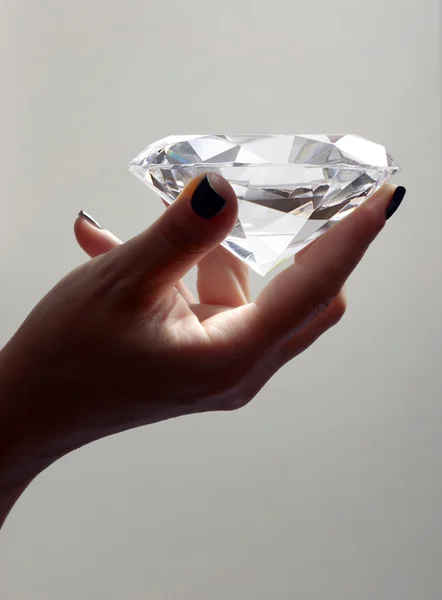 女性開き手保持特大のダイヤモンド — ストック写真
