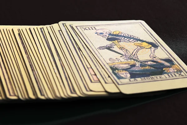 Dek van tarotkaarten met dood kaart bovenop — Stockfoto