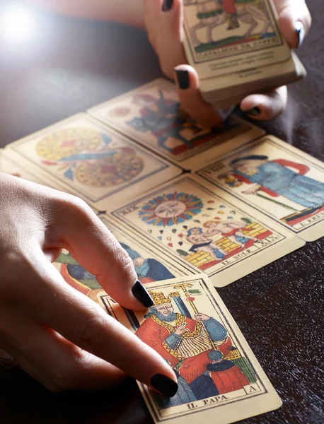 Tarot kaartlezer lezing uitvoeren Stockfoto