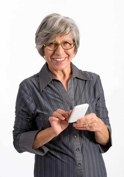 Mujer mayor usando un teléfono móvil —  Fotos de Stock